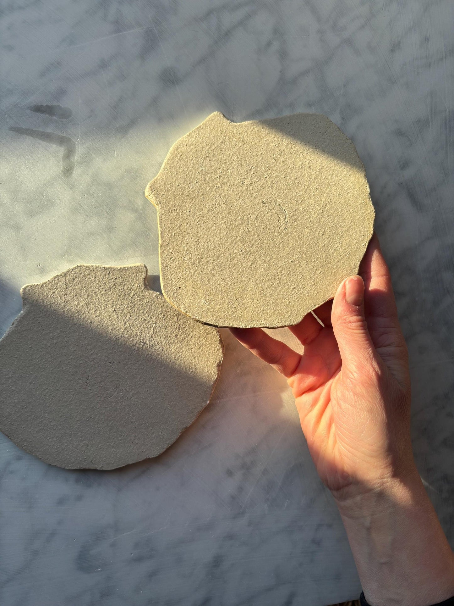 Zestaw 2 ceramicznych podstawek na łyżkę w kształcie muszli