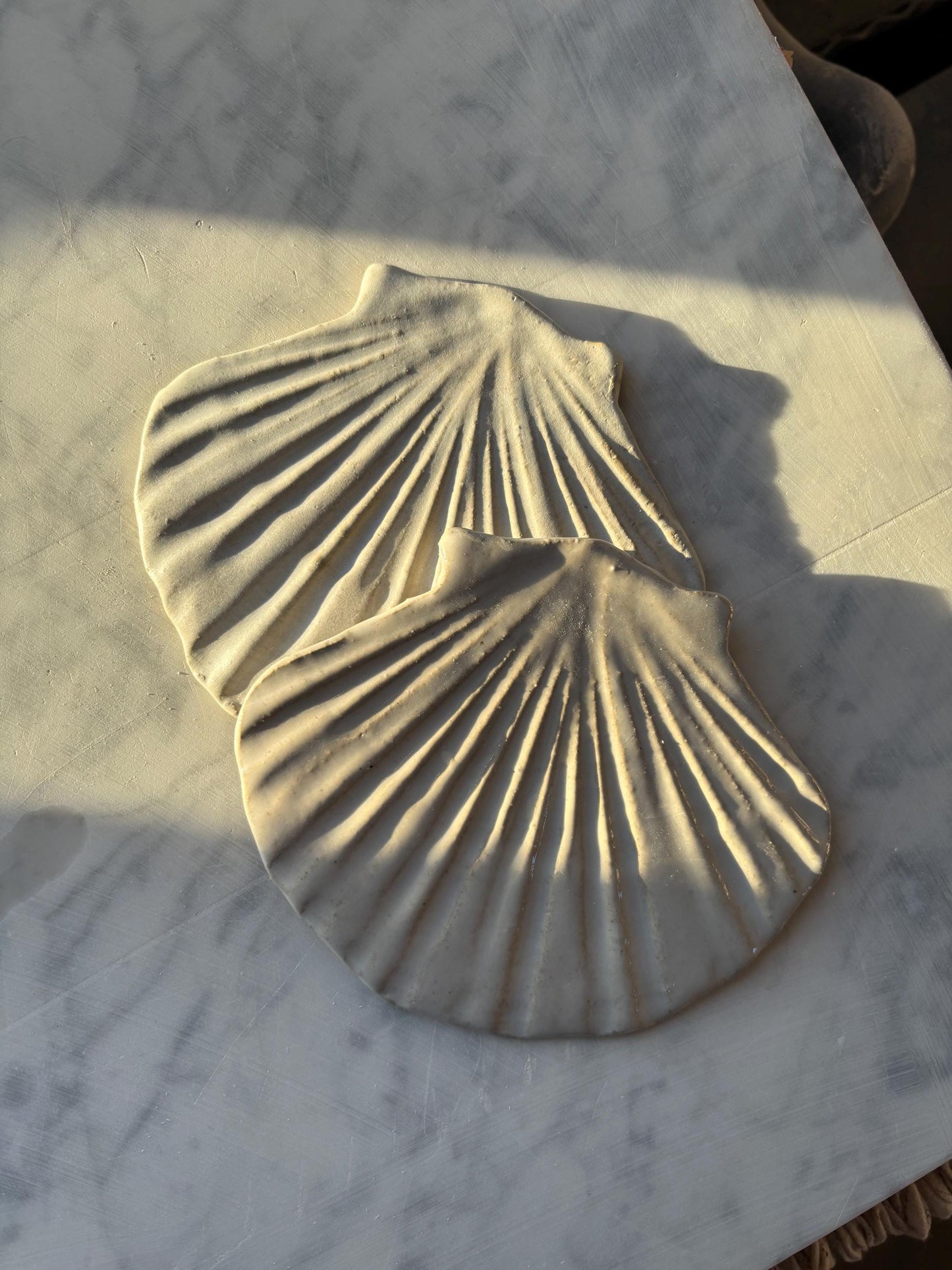 Zestaw 2 ceramicznych podstawek na łyżkę w kształcie muszli