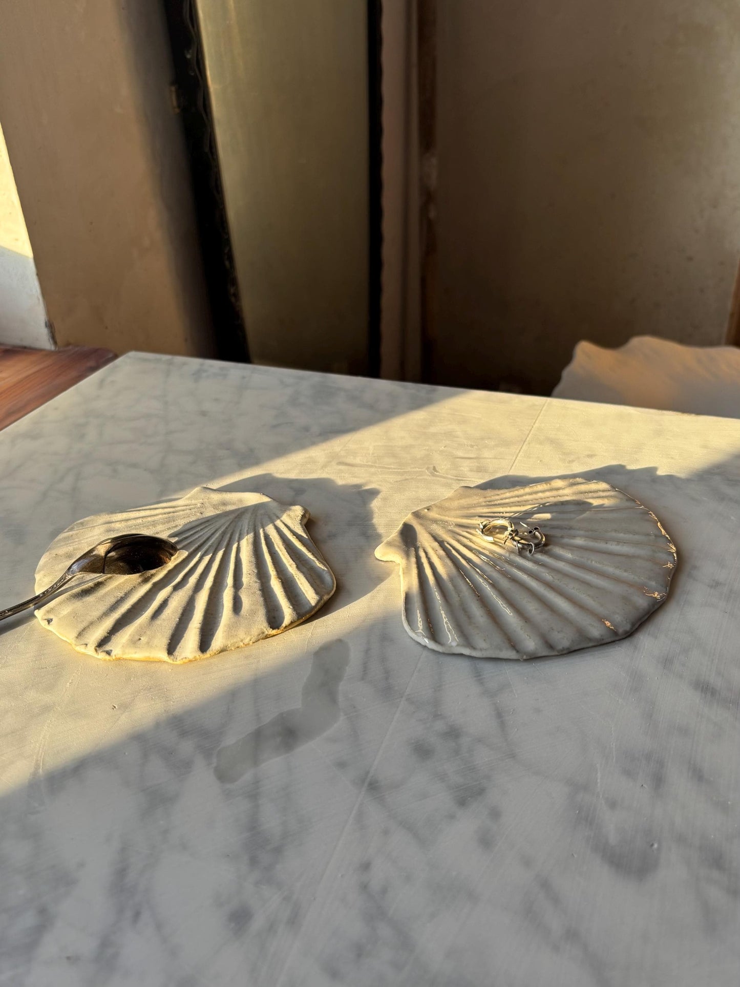 Zestaw 2 ceramicznych podstawek na łyżkę w kształcie muszli