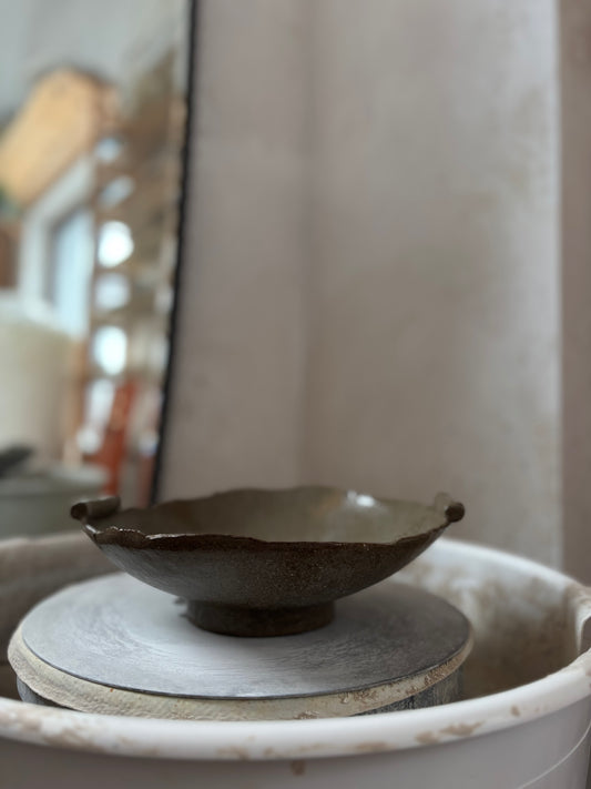 Ceramiczna Okrągła Misa na Cokole Earth Tones