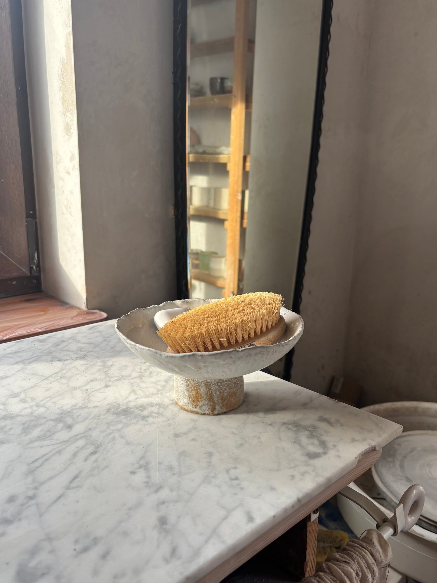 Ceramiczna Okrągła Misa na Cokole S Rustic White