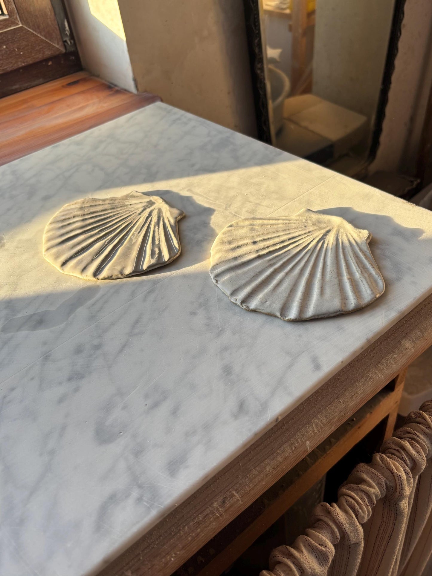 Zestaw 2 ceramicznych podstawek na łyżkę w kształcie muszli